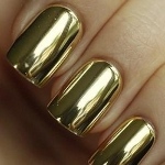 zlaté kovové nehty